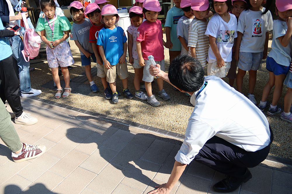 打ち水前の地面の温度を伝える