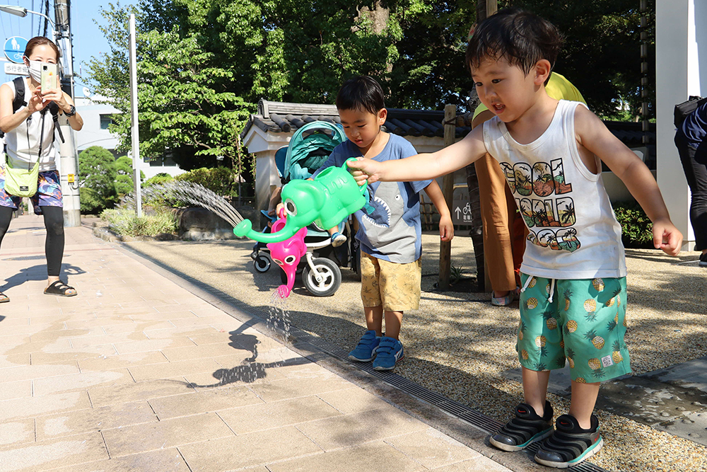 じょうろで水をまく男の子