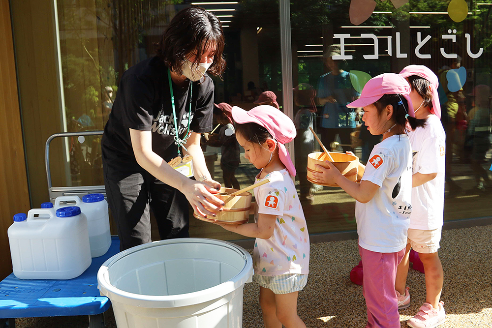 お水のお代わりをする子どもたち