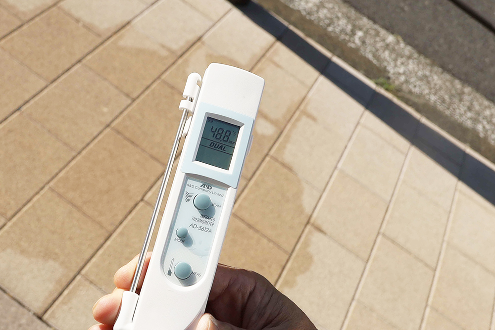 打ち水前の道路の温度 48.8度