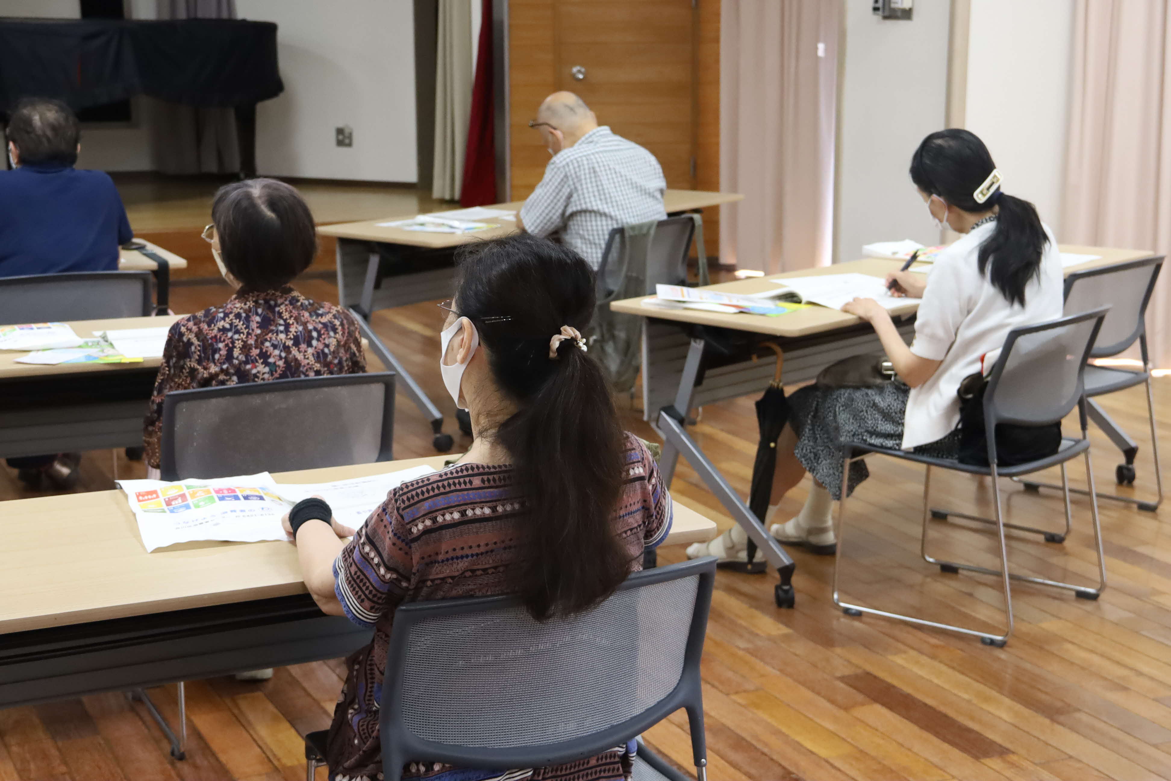 話を聞く参加者