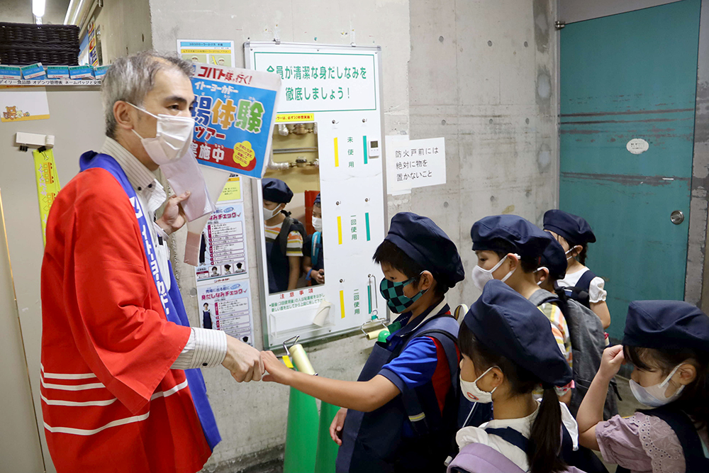 身だしなみチェックの説明を受ける画像