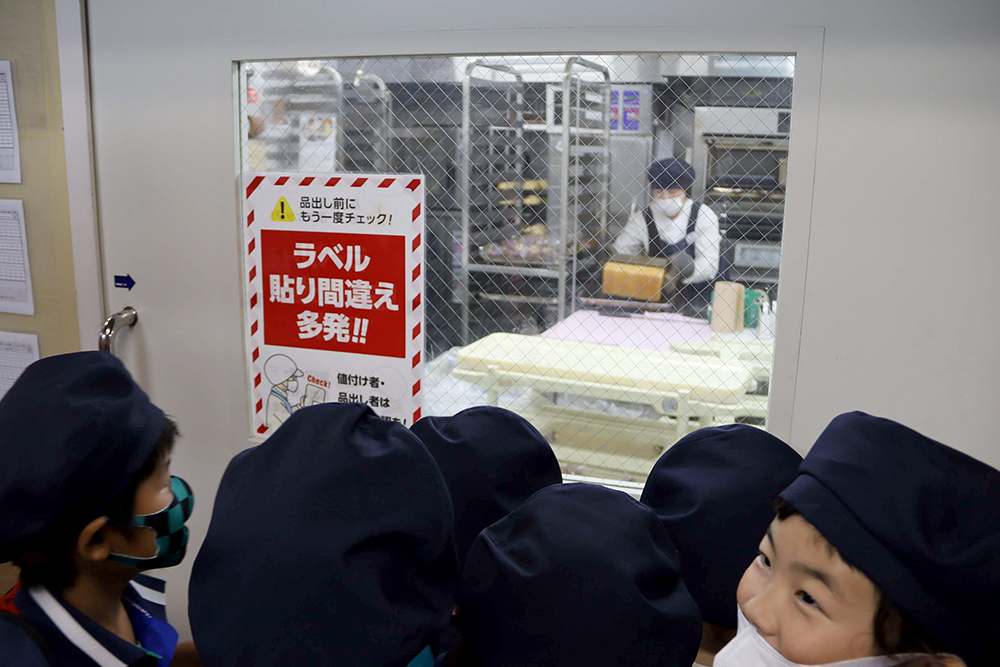 パン製造コーナーを見学する画像