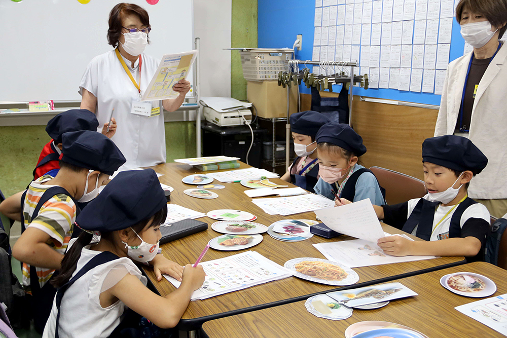 食事と栄養学習を受けている画像