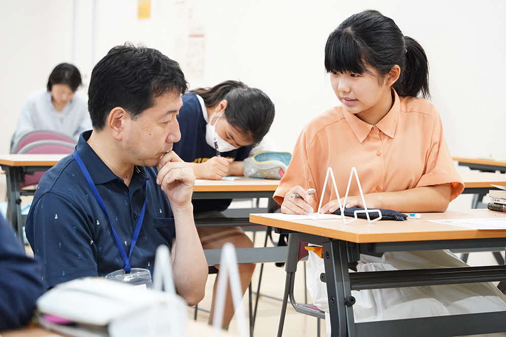 内田さんに相談する女の子の画像