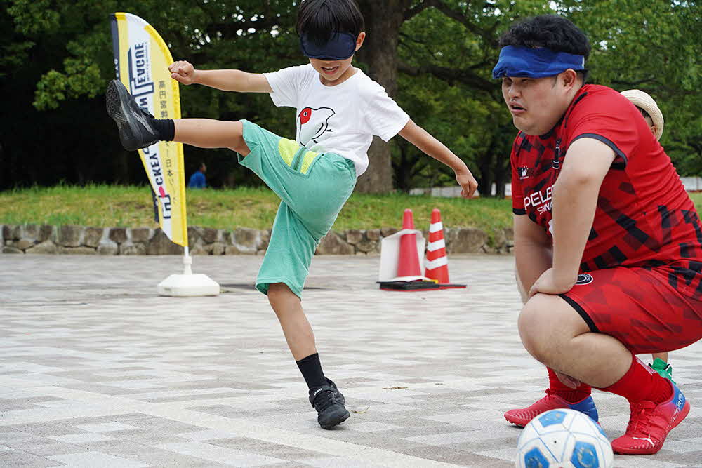 ブラインドサッカーコーナーでシュートをする男の子の画像