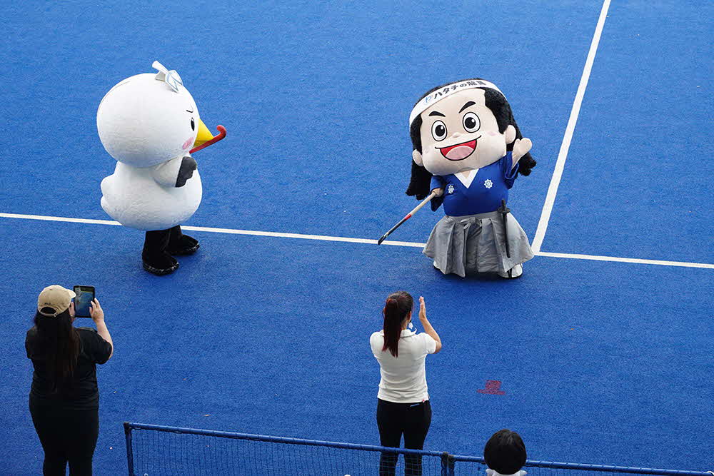 始球式に登場したハタチの龍馬とシナカモンの画像