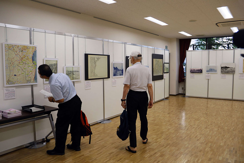 来館者が真剣に見ている写真