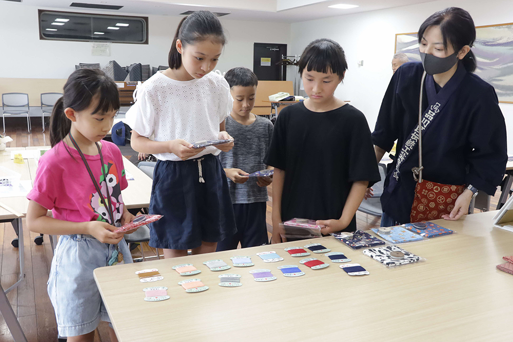 生地を選ぶ子どもたちと講師