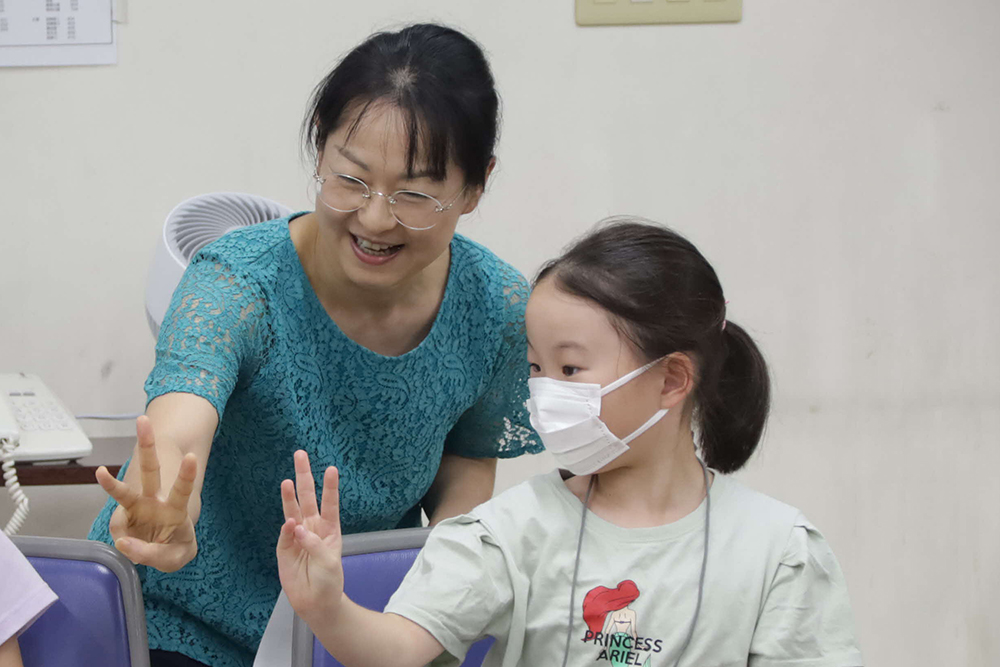 サブ講師と子どもの画像