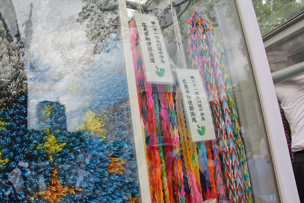 ささげられた品川区の平和の折り鶴の画像