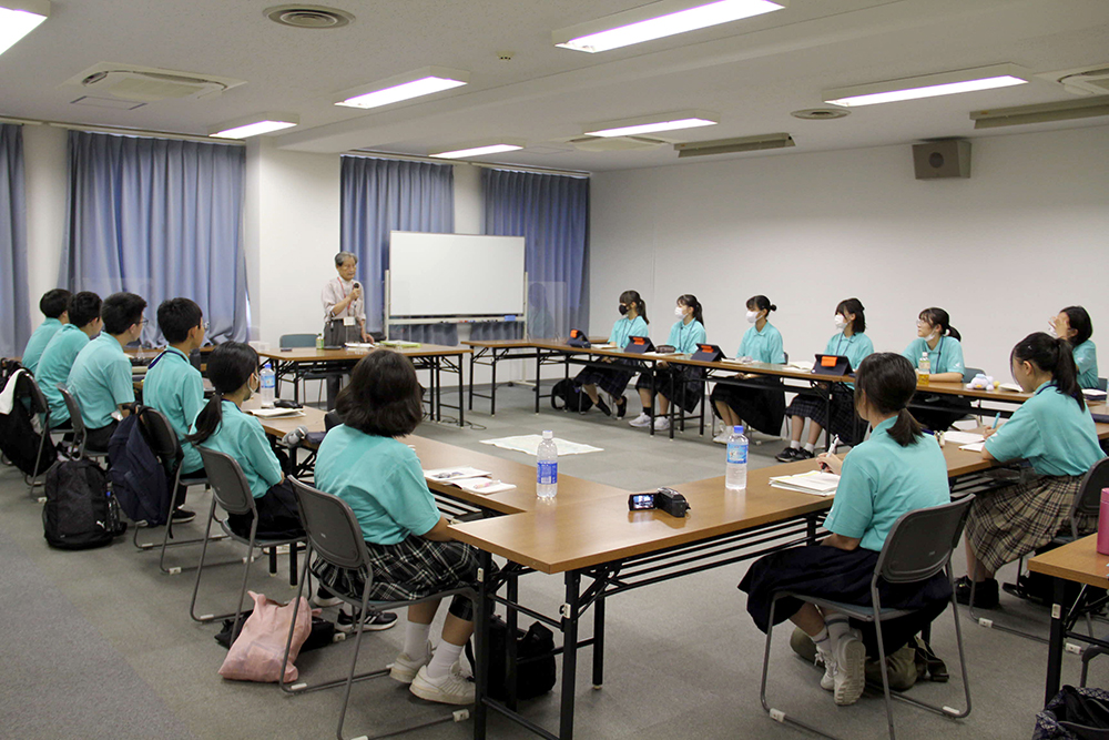 被爆者のお話を聞いている中学生の画像