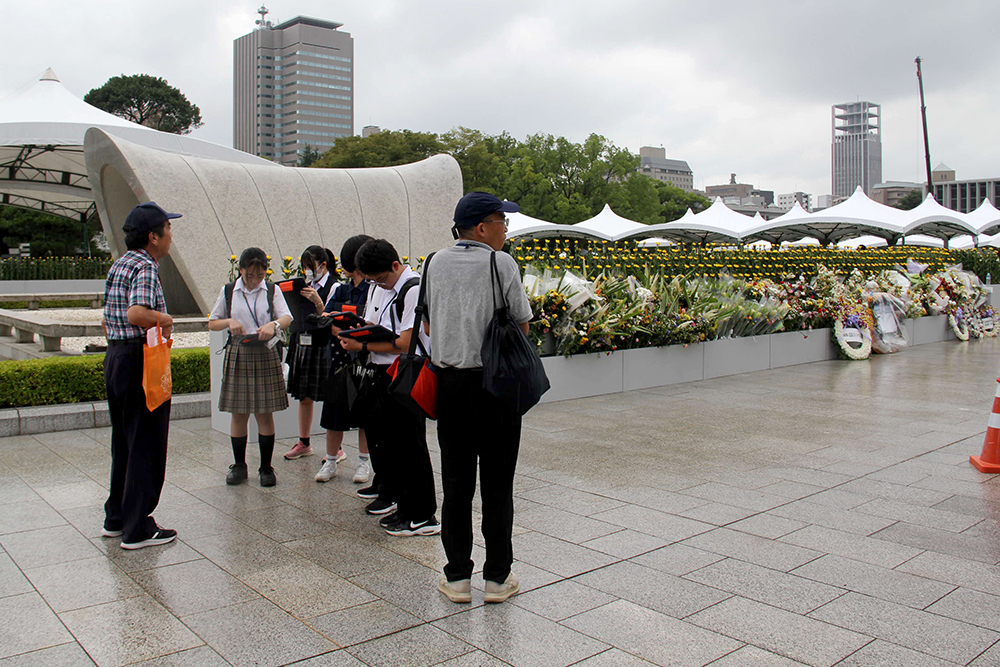 平和記念公園内を見学している画像