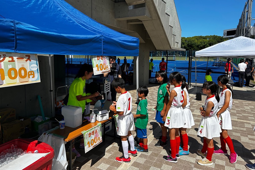 かき氷出店に並ぶ子どもたちの写真