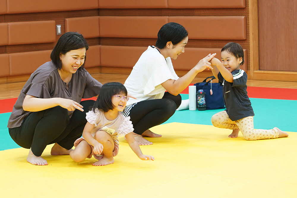 親子で指遊びしている写真