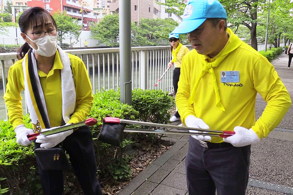 植え込みにあったサイフを拾った大使と夫人の画像