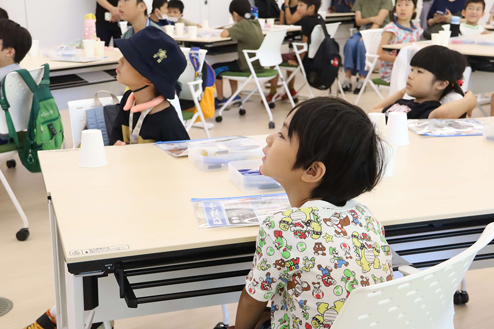 話を聞く子どもたち