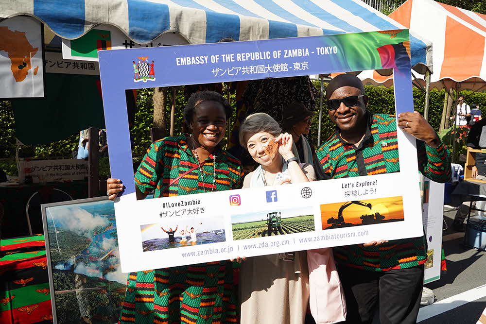 ザンビア大使館の職員との記念撮影の様子の写真