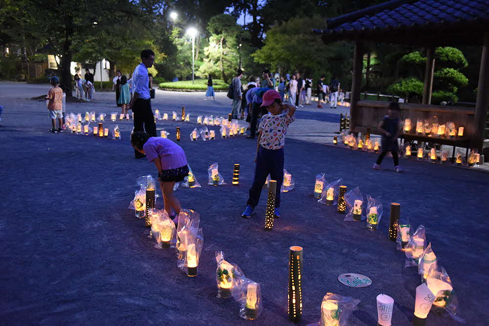 戸越公園内におかれたキャンドルを見ている様子の写真