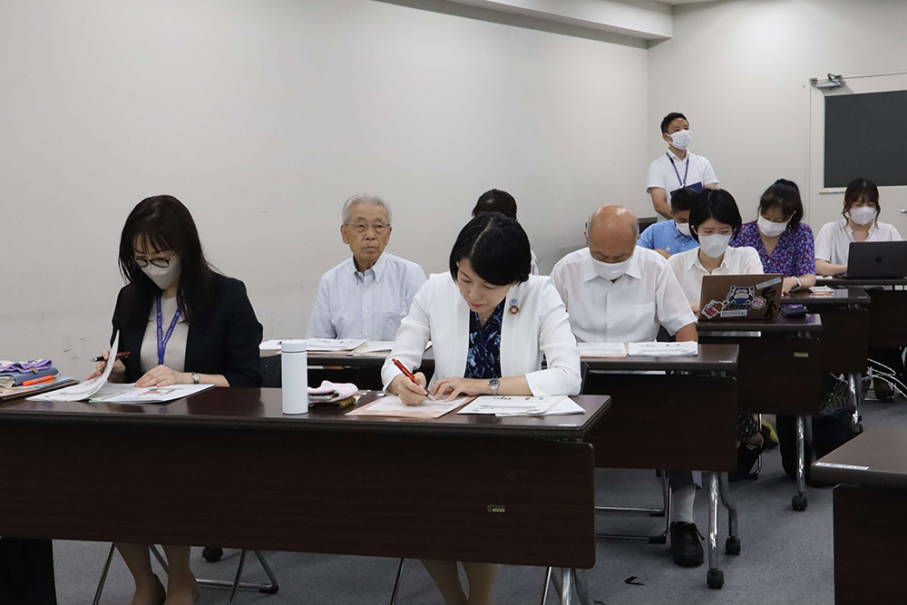 メモを取る森澤区長