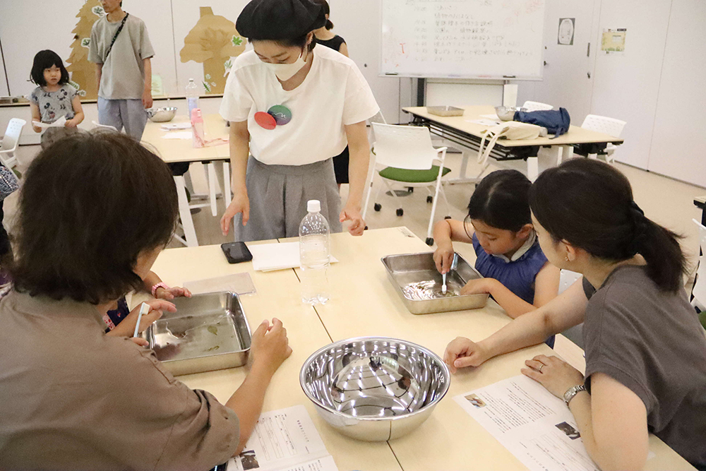 歯ブラシで葉っぱを削る様子広め