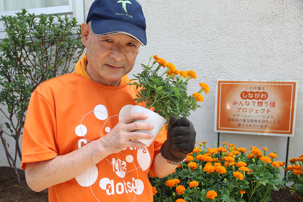 花苗を持つ柿下さん