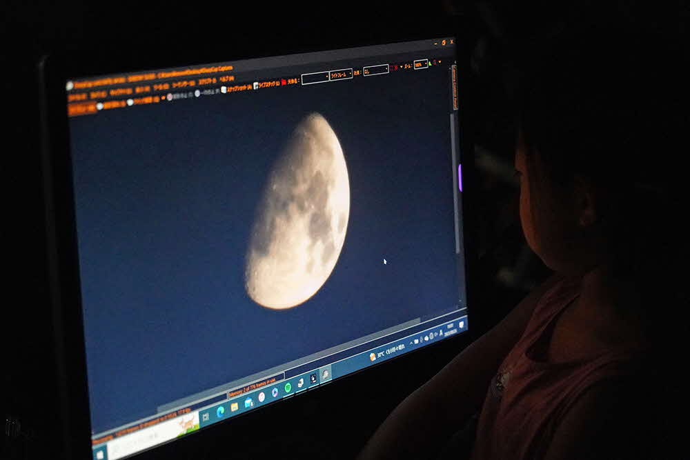 月のライブ映像のモニター画像