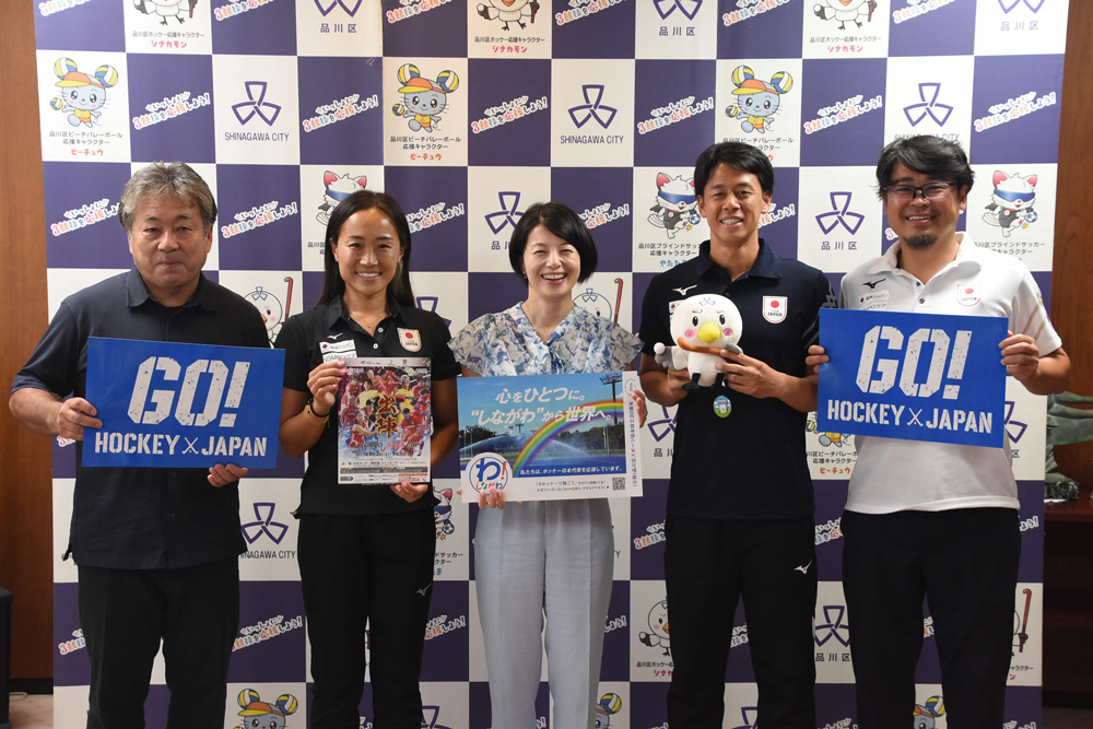 選手と区長とホッケー協会との記念撮影の様子の写真