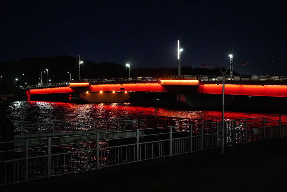 ライトアップされた勝島橋