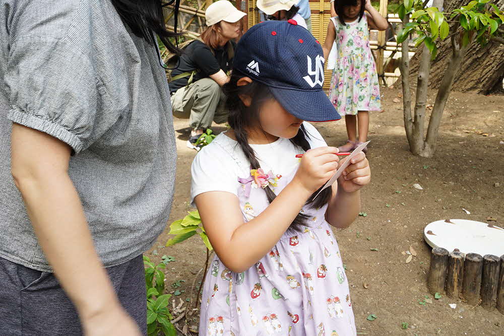 ビンゴカードをチェックする子ども