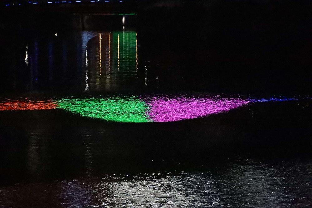 ライトに照らされた水面の画像