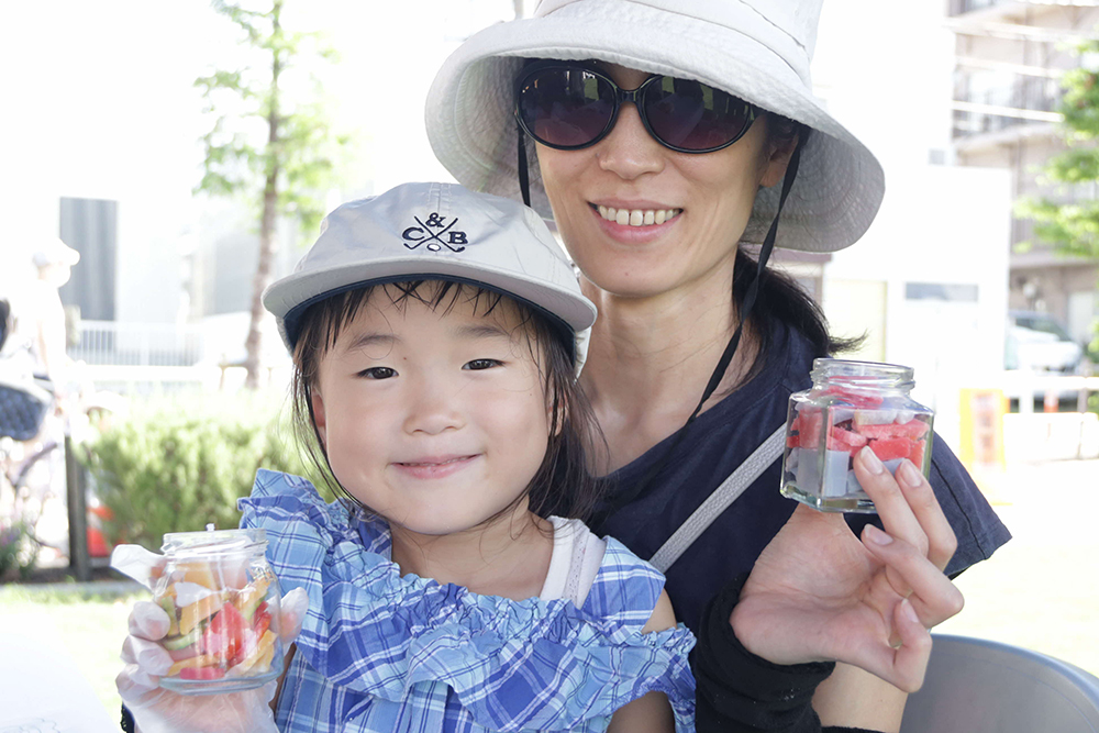 完成したオレンジキャンドルを持つ親子の画像