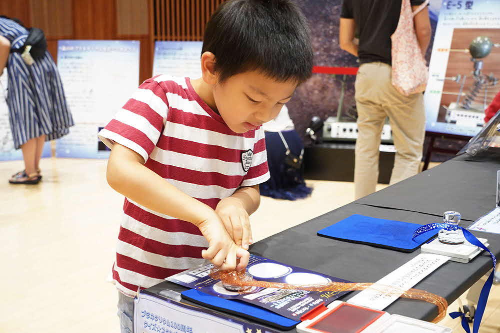 展示物をいじっている男の子の写真