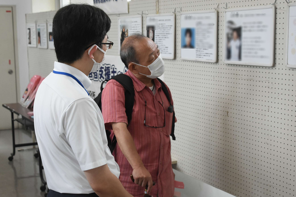 キャンペーンを見に来た区民と職員の写真