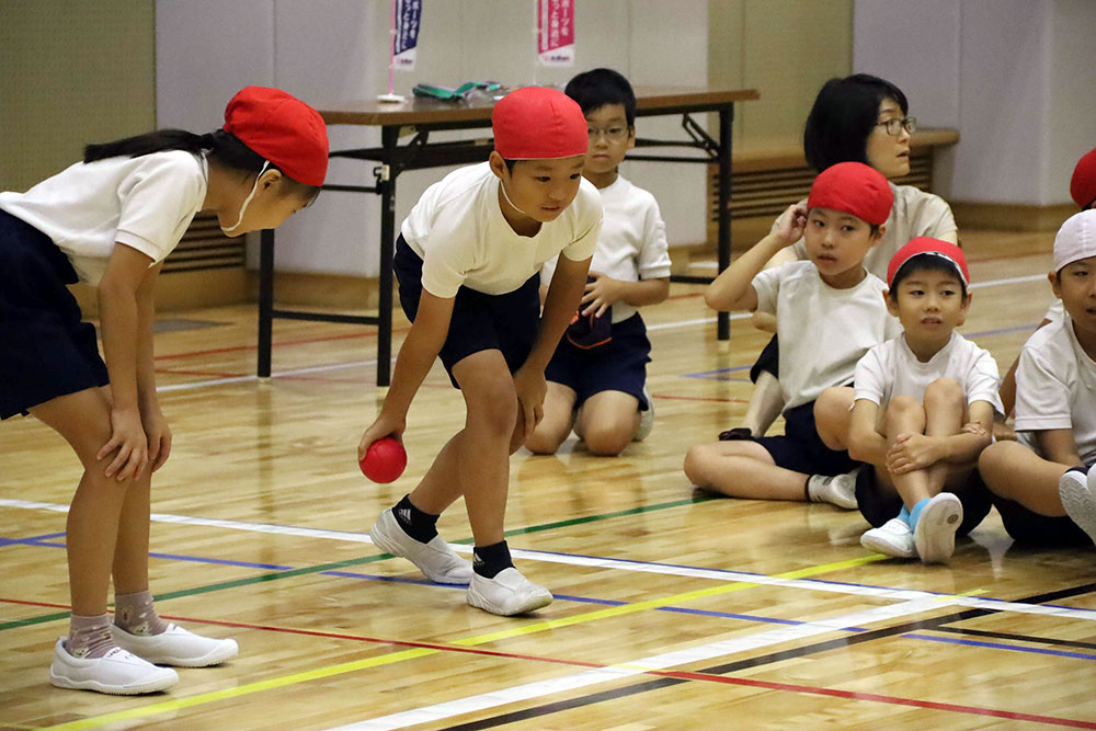 ボッチャを投げている子どもの写真