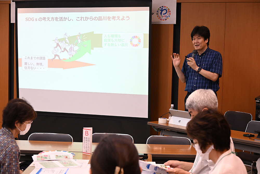 進行説明をしている画像