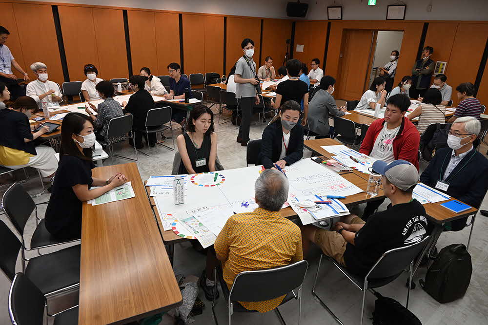 対話をしている会場全体の画像