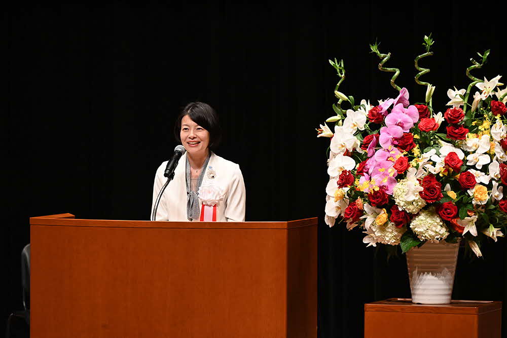 式辞を述べる区長の画像