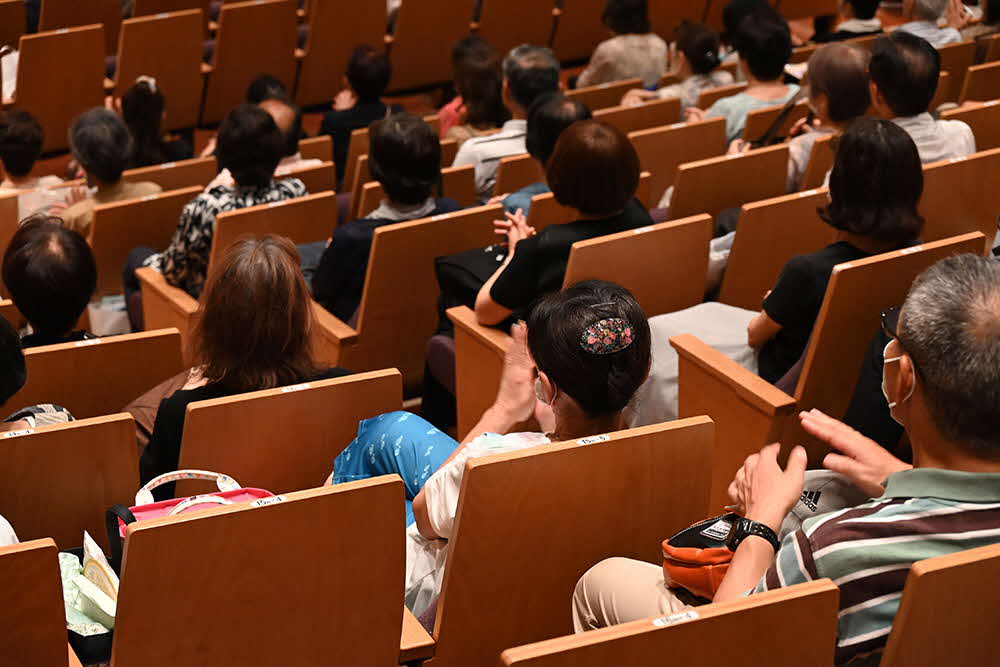 話を聞く来場者の画像