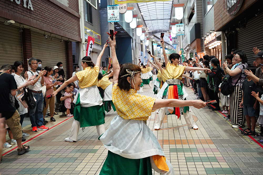 女性たちによるよさこい演武の画像