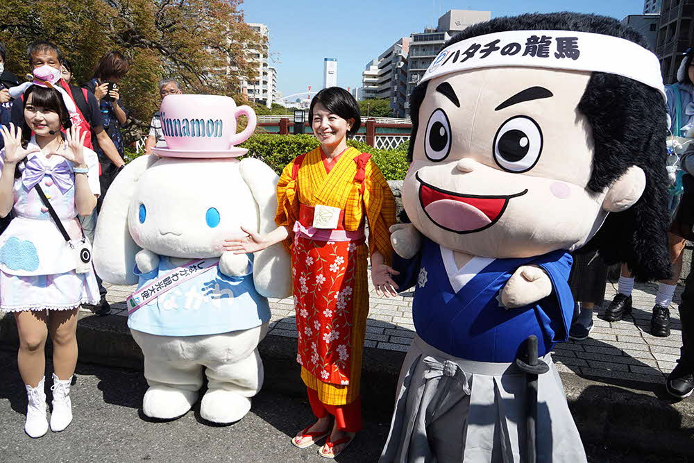 記念撮影するシナモロール・区長・ハタチの龍馬の画像