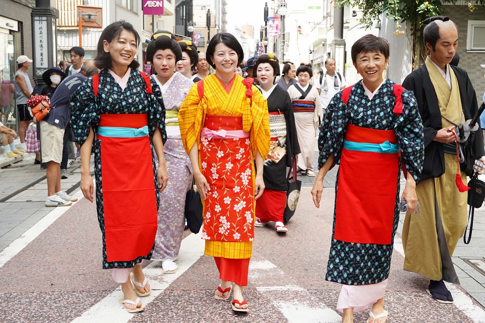 町娘の仮装をしている森澤区長たちの画像