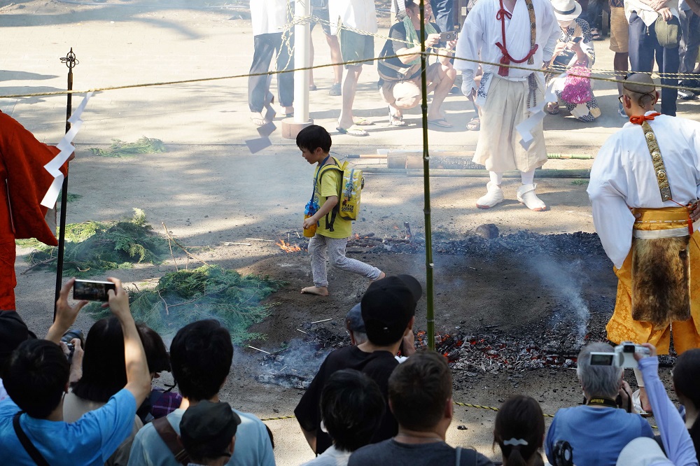 火渡り荒行をする男の子の画像