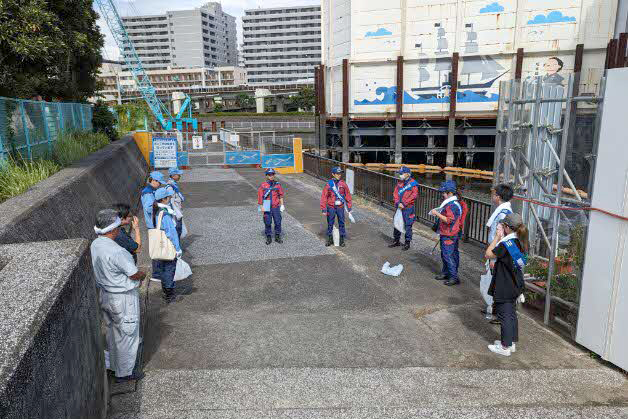 美化活動開始前のあいさつ中の画像