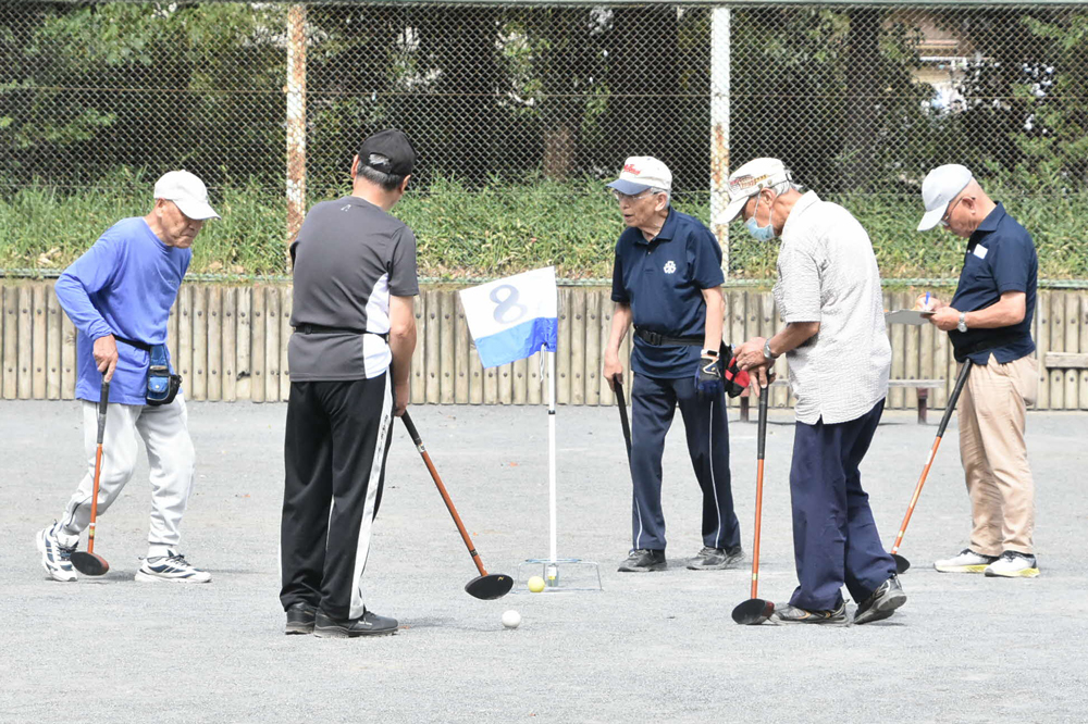 チームで作戦会議をしている様子の写真