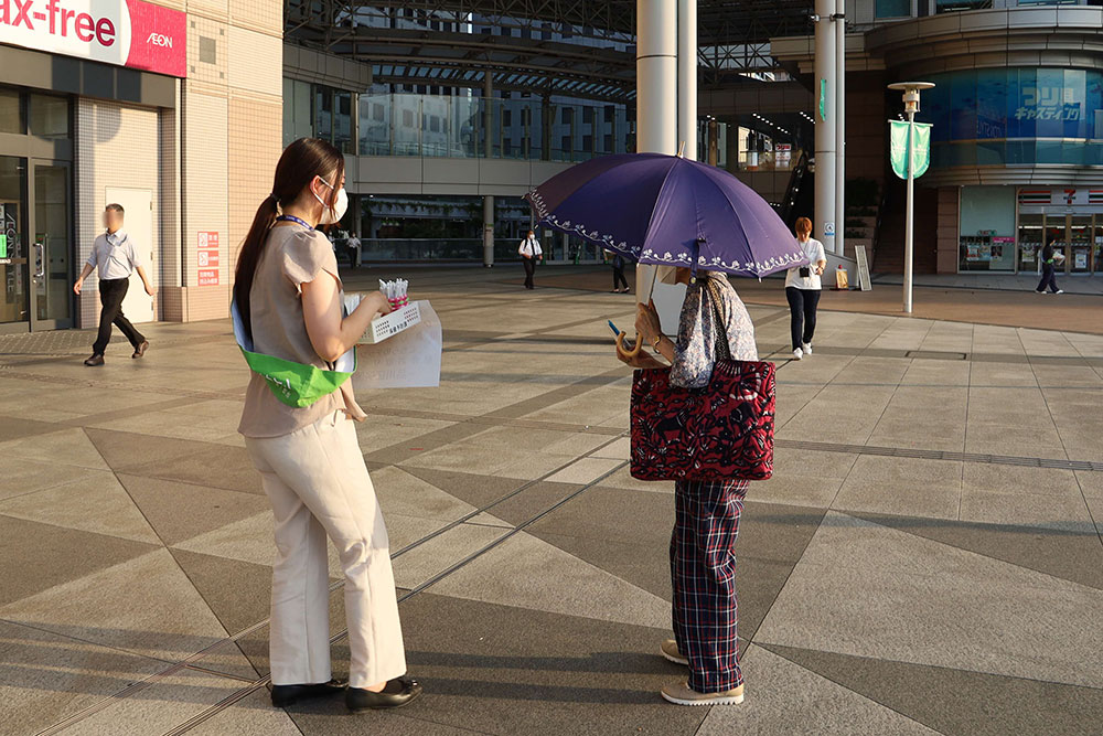 呼びかけしている写真