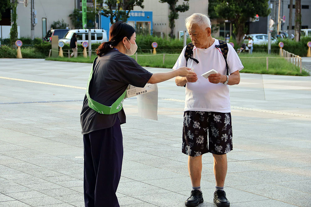 通行人に渡している写真