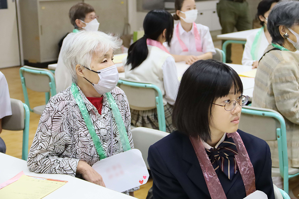 話を聞く参加者と生徒の画像