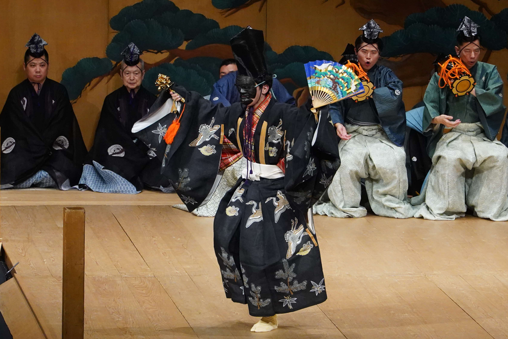 黒い仮面をつけた踊っている人の写真