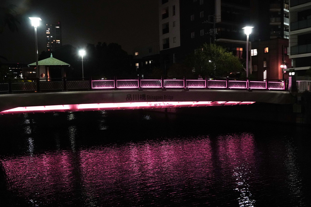 ライトアップされた品川橋の写真